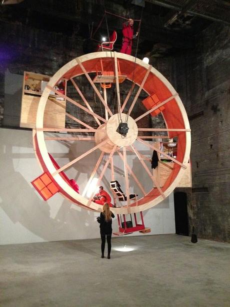 In Orbit: girar y sentirse cómo un hámster en una rueda de siete metros amueblada. 8 in orbit