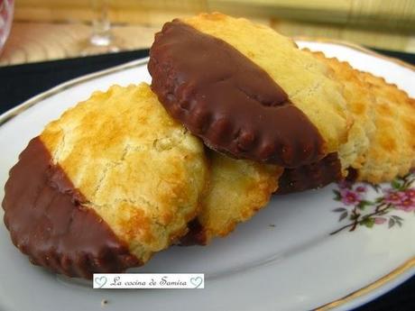 Pastas de almendra con baño de chocolate Pastas de almendra con baño de chocolate
