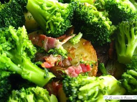 Pollo a la mostaza a la plancha con patatas , brocoli y setas Pollo a la mostaza a la plancha con patatas , brocoli y setas