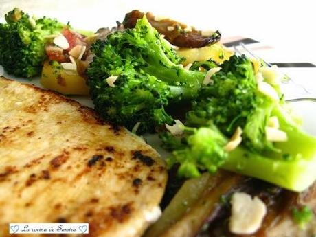 Pollo a la mostaza a la plancha con patatas , brocoli y setas Pollo a la mostaza a la plancha con patatas , brocoli y setas