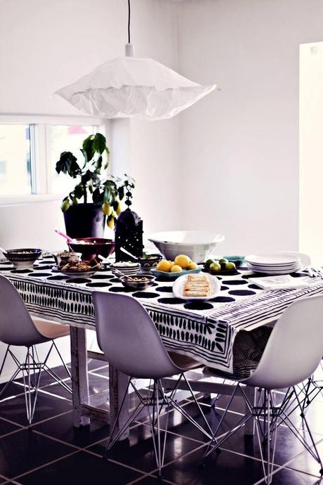 Una terraza para el fin de semana comedor blanco y negro / Casa Haus