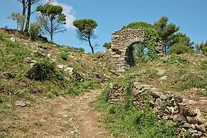 Pueblos despobladas: Santa Cruz de Rodes-Puerto de la Selva-Girona Pueblos despobladas: Santa Cruz de Rodes-Puerto de la Selva-Girona