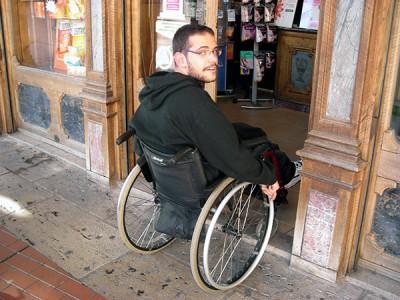 Accesibilidad inaccesible Dificultades para acceder a las tiendas. PCR