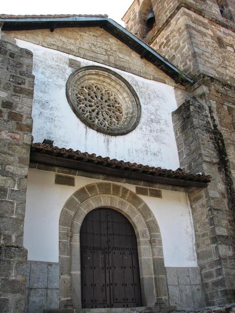 Iglesia de Nuestra Señora de la Asunción, con su famoso rosetón gótico.