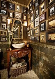 Bello baños decorados con cuadros