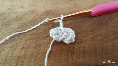 DIY: cómo hacer florecillas sencillas de crochet.