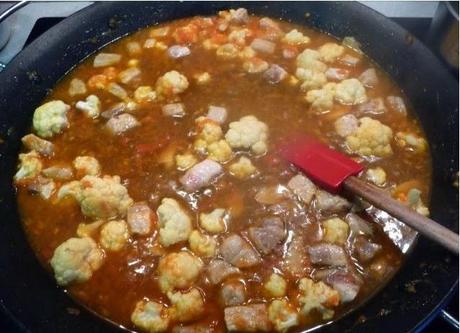 Arroz de costillas y coliflor. (Pork ribs in paella and cauliflower)