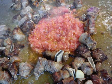 Arroz de costillas y coliflor. (Pork ribs in paella and cauliflower)