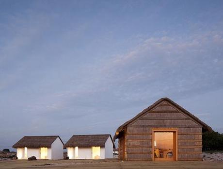 CASAS NA AREIA: Un hotel en la arena dzn_Casa-Areia-by-Aires-Mateus-Architects-9