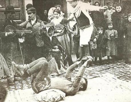 Fotos antiguas: saltimbanquis en 1895 Saltimbanquis en las calles de Madrid en 1895