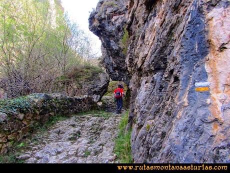 Ruta Retriñon: Marcas de pintura en el camino