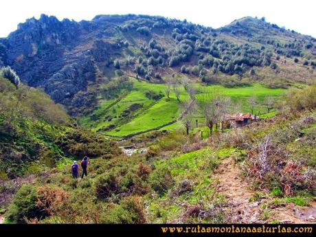 Ruta Retriñon: zona de la Mornera. El camino aquí se desvía a la izquierda.