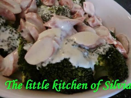 Brocoli con salchichas y salsa roquefort Brocoli con salchichas y salsa roquefort