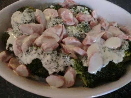 Brocoli con salchichas y salsa roquefort Brocoli con salchichas y salsa roquefort