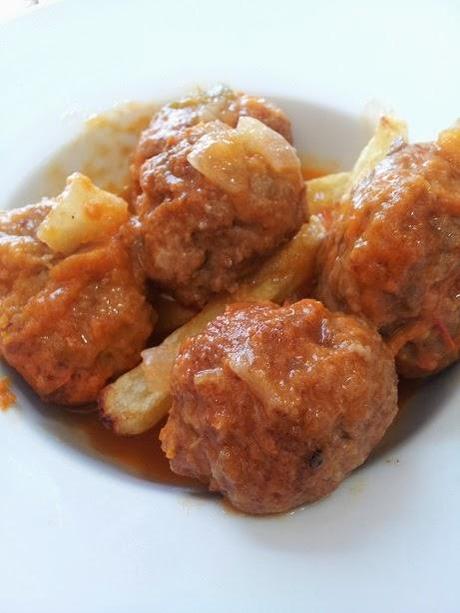 Albóndigas de atún rojo en tomate con patatas fritas