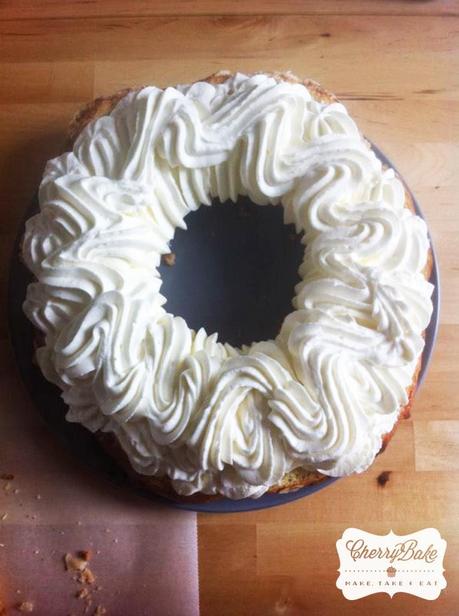 Roscón de Reyes relleno de Chantilly / Twisted roll of kings chantilly filling. Roscón de Reyes relleno de Chantilly / Twisted roll of kings chantilly filling.