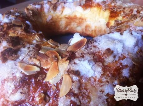 Roscón de Reyes relleno de Chantilly / Twisted roll of kings chantilly filling. Roscón de Reyes relleno de Chantilly / Twisted roll of kings chantilly filling.