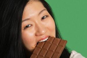 mujer comiendo chocolate