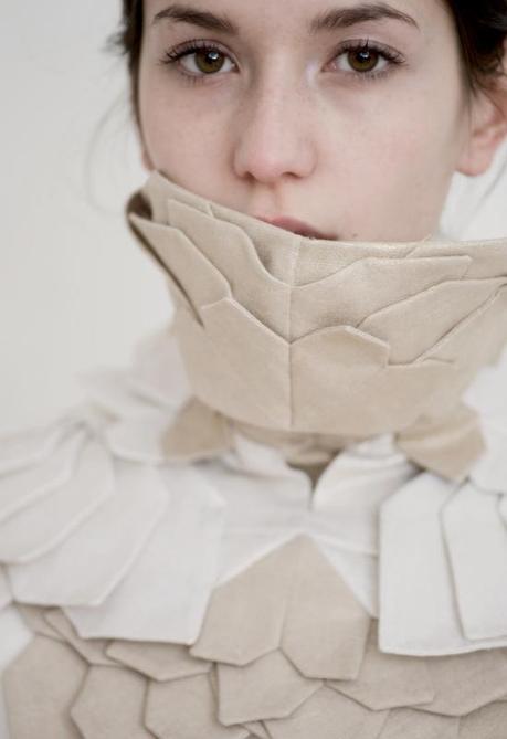 Cuello Papiroflèxia (Textil artist Rebecca Pottkaemper) - tendencias-movimiento-by-eva-selma-martin-L-YdTFRh