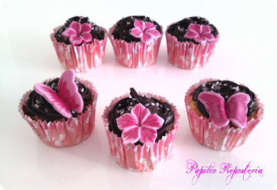 Cupcakes de pastel de queso con fresas