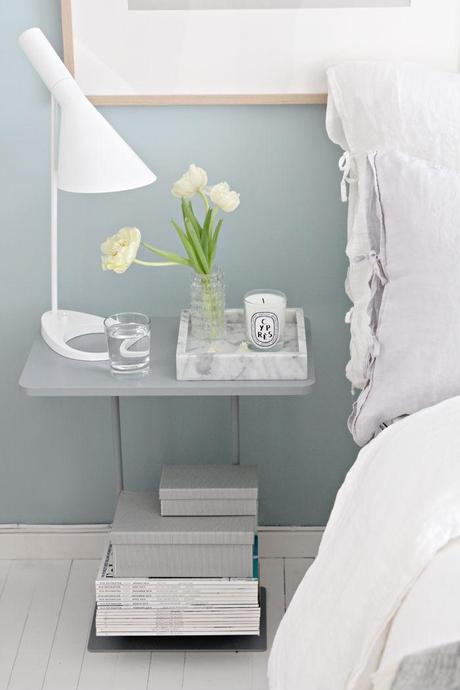 UN DORMITORIO FRESCO CON LINO Y SUAVES GRISES / A FRESH BEDROOM WITH TEXTIL LINEN AND A SOFTLY GRAY