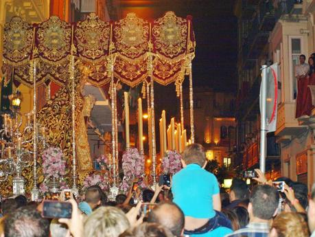 María Santísima de Regla bajo el aroma de los pétalos de rosas. María Santísima de Regla bajo el aroma de los pétalos de rosas.