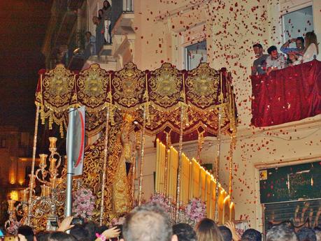 María Santísima de Regla bajo el aroma de los pétalos de rosas. María Santísima de Regla bajo el aroma de los pétalos de rosas.