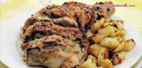 Paletilla de cordero al horno con patatas aromatizado con salvia y romero Paletilla de cordero al horno con patatas aromatizado con salvia y romero