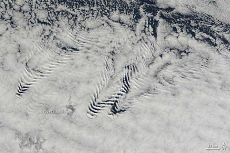 Nubes en forma de ola de barco detrás de las islas Crozet