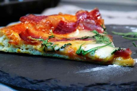 Pizzas caseras jamón ibérico, queso de cabra y rúcula pizza de jamon y rucula y queso de cabra