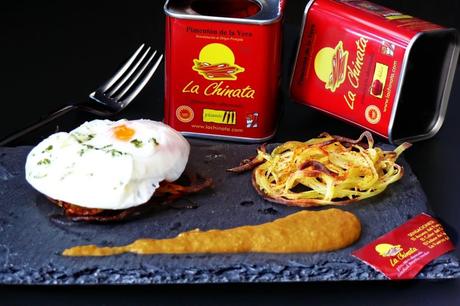 Huevo poché sobre nido de patata con salsa de pimentón “La Chinata” huevo poché sobre nido de patata
