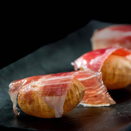 Recetas de Adriá y Joselito El jamón ibérico admite muchas preparaciones distintas y exquisitas, aunque bien cortado y con un buen vino es suficiente para disfrutar