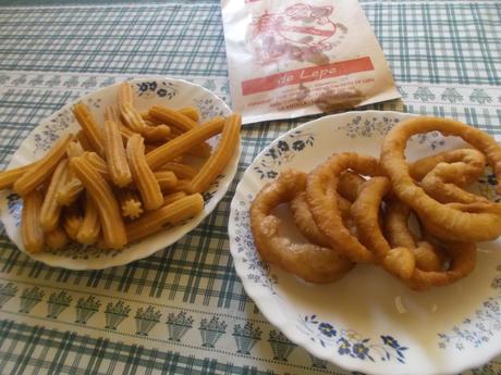 Una masa varios nombres: Churros Hemos ido a por churros a la churrería de La Antilla, en Lepe, tienen churros de patata o de masa, se venden al peso o por euros