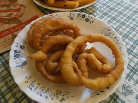 Una masa varios nombres: Churros A estas pequeñas porras las llaman churro de masa en Lepe, en Madrid esta masa es similar a la de las porras