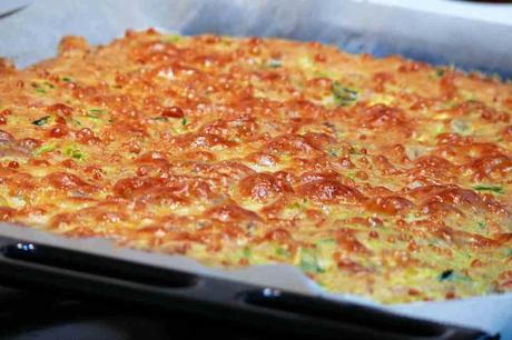 Coca integral de verduras En una bandeja de horno con papel vegetal. Así de sencillo se termina de preparar esta masa de coca de verdura y anchoa realizada con thermomix.