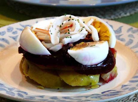 Ensalada tibia de patata y remolacha La remolacha se puede utilizar en ensalada, combinada por ejemplo con patata o con manzana y aliñada con una vinagreta de vinagre de módena