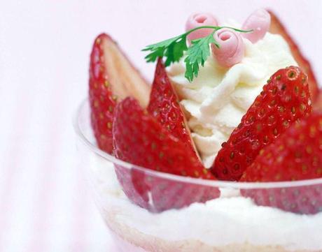 Como preparar fresas Las fresas con nata recién montada son un postre ideal estos días, ya que es temporada de fresas. Recién cortadas y con la nata dura.