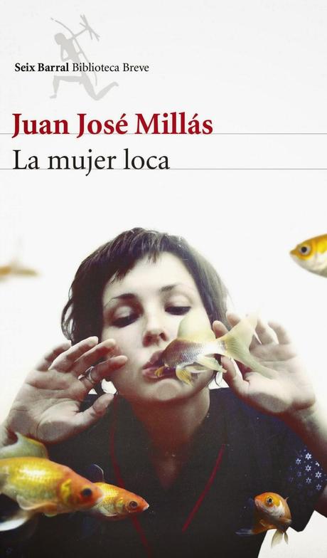 Julia trabaja en una pescadería y de noche estudia gramáticaporque está enamorada de su jefe, que en realidades filólogo. En sus ratos libres, la joven ayuda enel cuidado de una enferma terminal, Emérita, en cuyacasa coincide con Millás, que está haciendo un reportajesobre la eutanasia. Durante sus visitas, el escritorse si ente atraído por la idea de novelar la vida de Julia,aunque para lograrlo deberá enfrentarse a su bloqueocreativo con la ayuda de una psicoterapeuta.La realidad trastoca los planes del escritor cuandoEmérita revela un secreto que ha guardado celosamentetoda su vida. Lo que había comenzado como una crónicaperiodística se convierte entonces en una suerte denovela en la que él se verá involucrado como personaje.El mejor Juan José Millás regresa a la novela con Lamujer loca, una historia en la que el lector habrá de decidirqué es verdadero y qué es falso, una investigación sobre loslímites de la realidad y la ficción en una obra que condensala esencia del maestro de la extrañeza: humor inteligente,diálogos excepcionales y una escritura provocativa. Unejercicio de honestidad con el que afronta sus cuitas comoautor desde la verosimilitud de la pura ficción