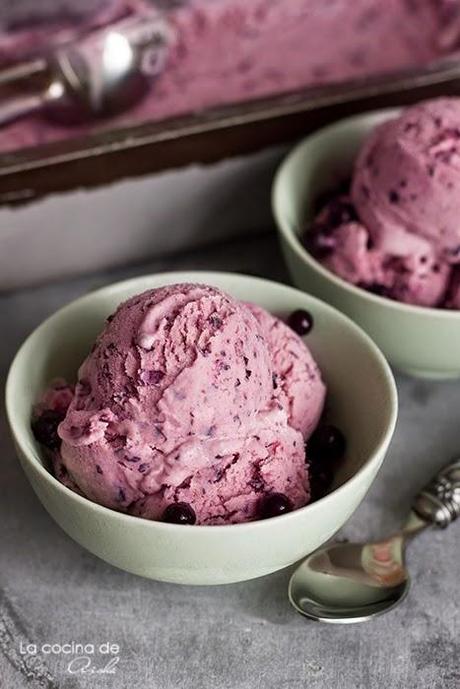 Helado de arándanos con golden syrup y canela