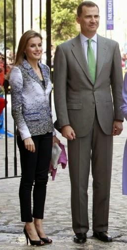 Letizia con pantalones súper pitillos en la Misa de Palma