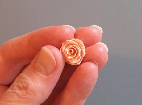 Tutorial rosa sant jordi de papel plegado con técnica quilling