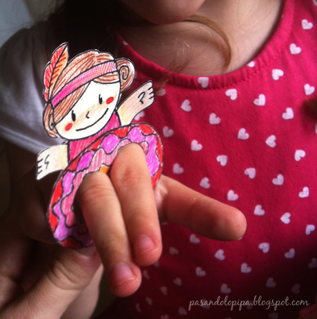 pasandolopipa | LittleAna jugando con su marioneta de dedos