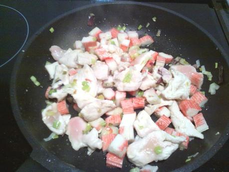 Revuelto de pollo y palitos de cangrejo (surimi) Revuelto de pollo y palitos de cangrejo (surimi)