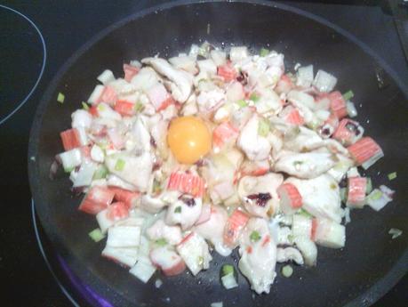 Revuelto de pollo y palitos de cangrejo (surimi) Revuelto de pollo y palitos de cangrejo (surimi)