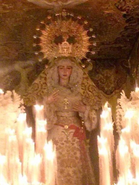 La Virgen del Rocío llevó una medalla de la Divina Pastora de Cantillana