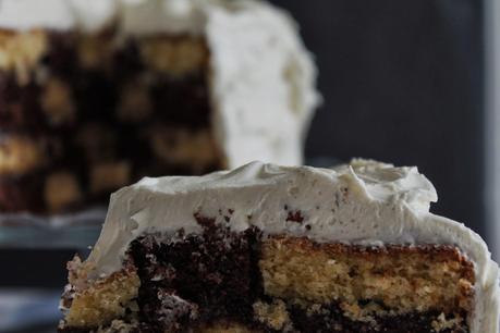 Checkerboard cake o tarta ajedrez de chocolate y vainilla con buttercream de chocolate blanco