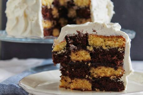 Checkerboard cake o tarta ajedrez de chocolate y vainilla con buttercream de chocolate blanco