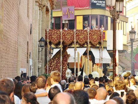 La Virgen de la Palma saliendo de San Pedro.