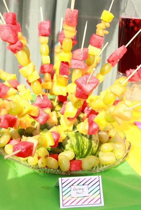 Pinchos de fruta-Fiesta Arcoiris