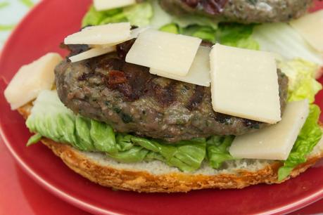 Tostas de hamburguesa de solomillo, espinacas y queso granna padano y cebolla caramelizada